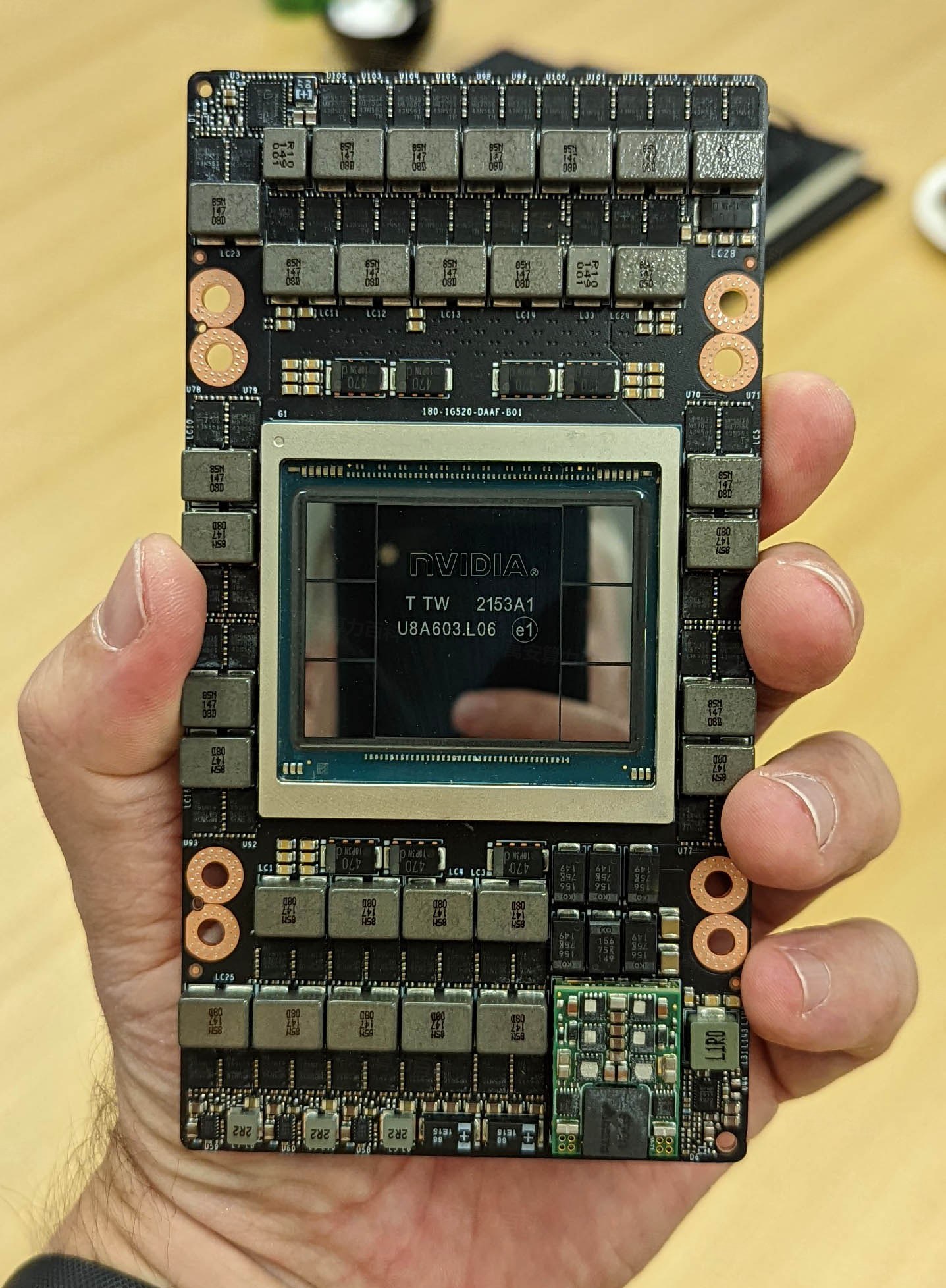 H100 SXM 模组正面 实拍